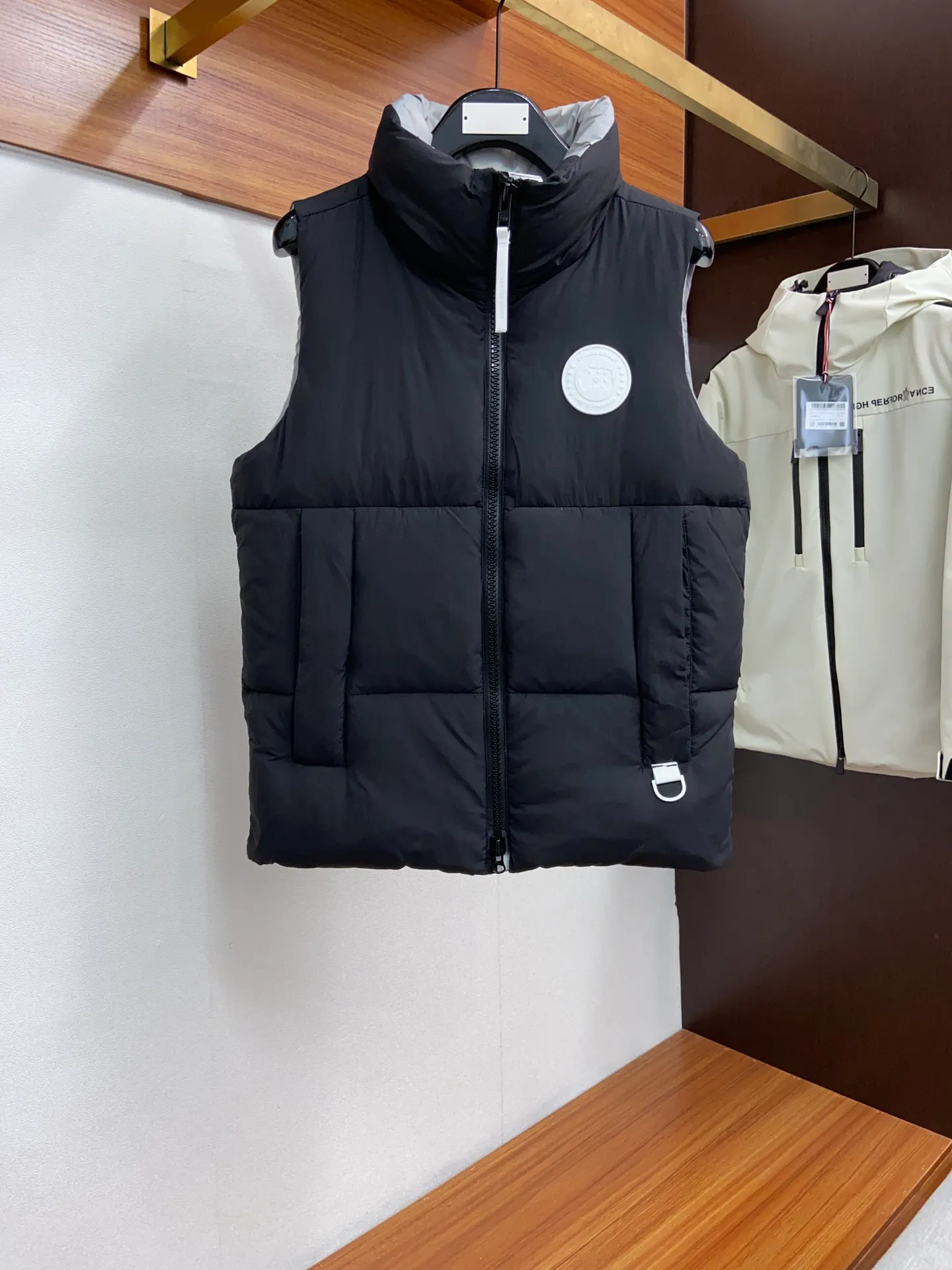 P480 capsule vest original version #𝘾𝘼𝙉𝘼𝘿𝘼 𝙂𝙊𝙊𝙎𝙀/𝙅𝙪𝙣𝙘𝙩𝙞𝙤𝙣 TOP version restore ZP up to 98%‼ ️ CANADA GOOSE/Canada Goose Pastels Pastel Series Everett White Label Vest This versatile Everett vest is a lightweight layering item suitable for wearing in all seasons. It is trimmed in all white and equipped with D-rings for hanging gloves or other daily items when outside. It is ideal for travel and unpredictable weather conditions. The pocket openings and cuff edges are reinforced with CORDURA fabric for durability. The reflective stripes on the back of the collar improve visibility in dim environments, making it the first choice for travel. Size: XS S M L XL XXL Color: Black Melt Water Blue Soft Pink Moonlight Lime